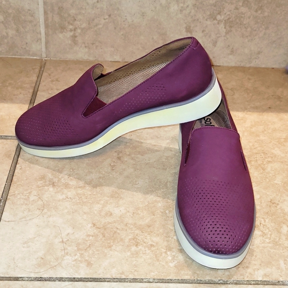 NWT Softwalk size 6.5 burgundy slip on wedge loafers